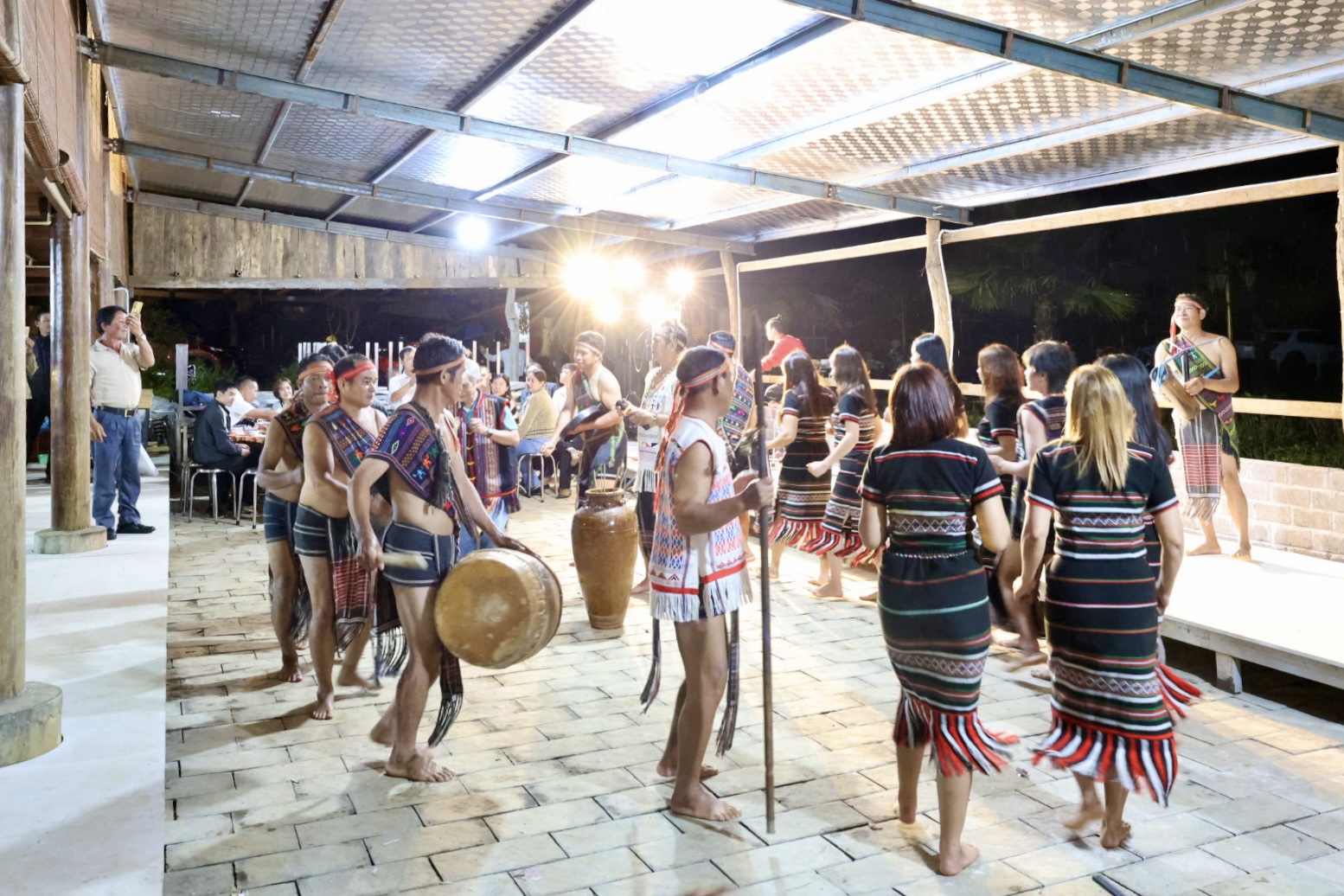 Cồng chiêng và những bước chân vui nhộn bên ché rượu cần níu chân du khách